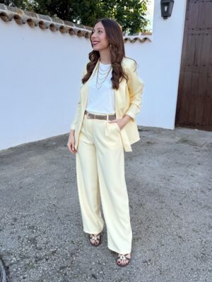 Traje Amelie Amarillo Pastel