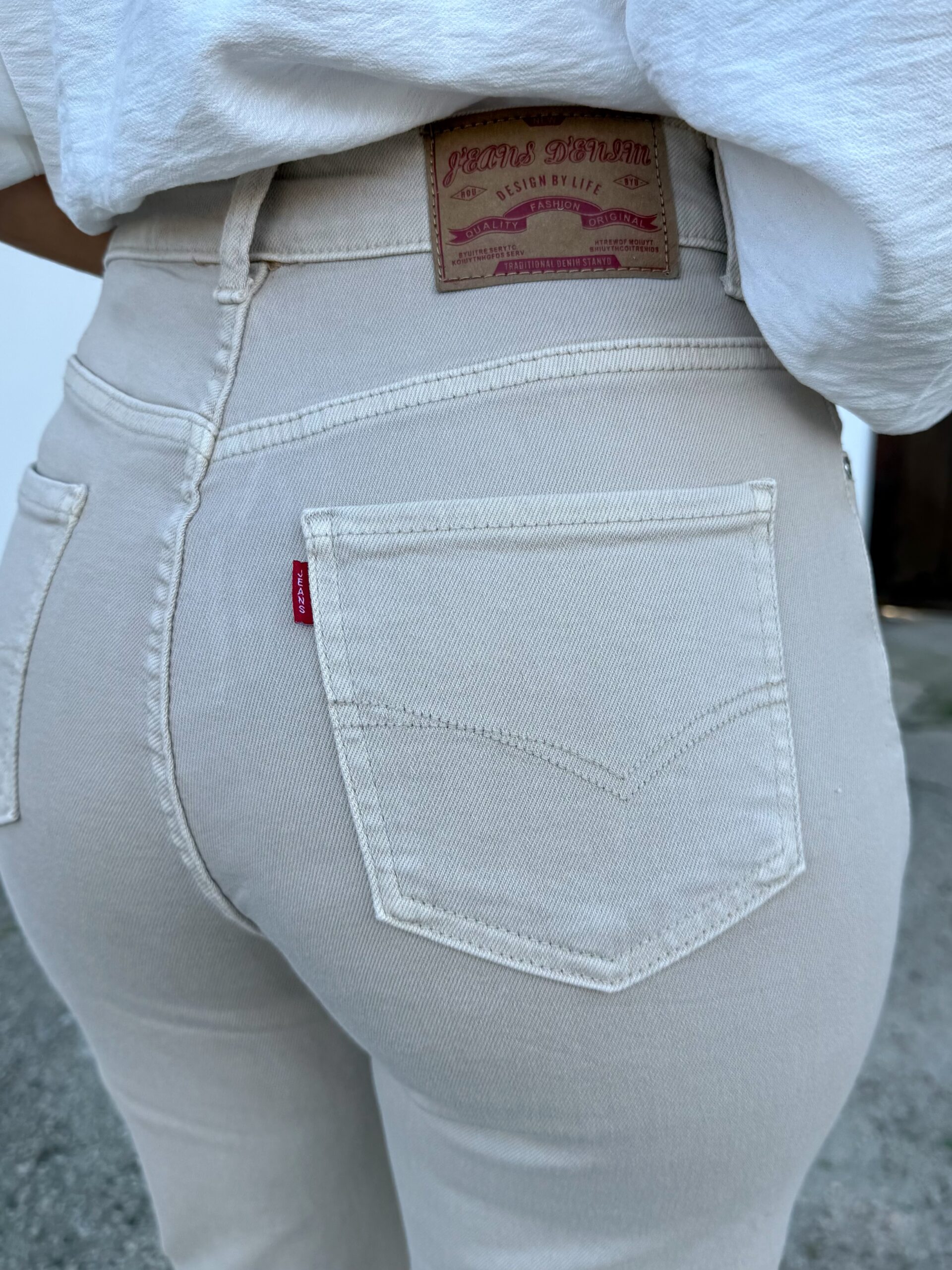 Pantalón LeVs Mom Fit Beige - Imagen 2