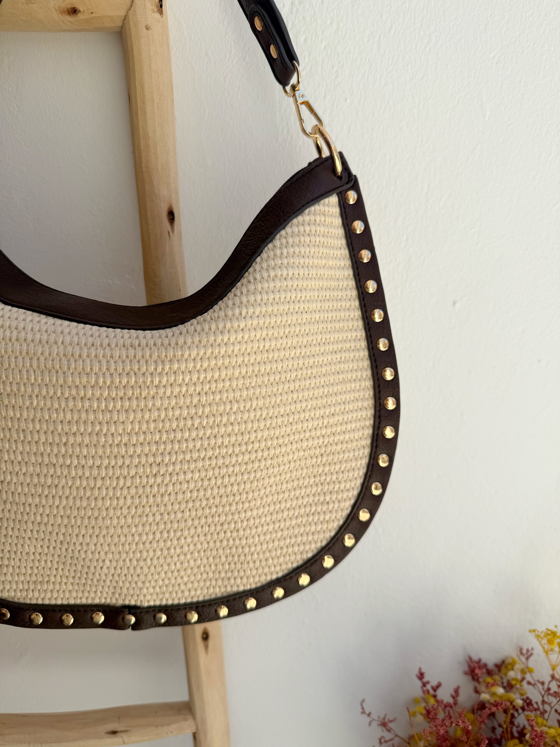 Bolso Tachas Rafia Choco - Imagen 4