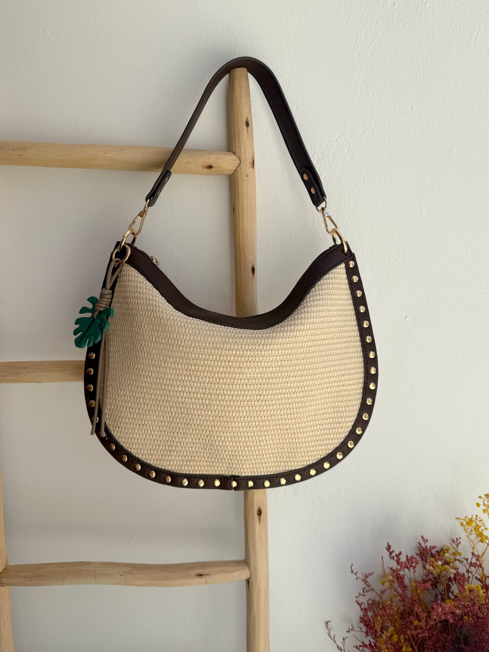 Bolso Tachas Rafia Choco - Imagen 3