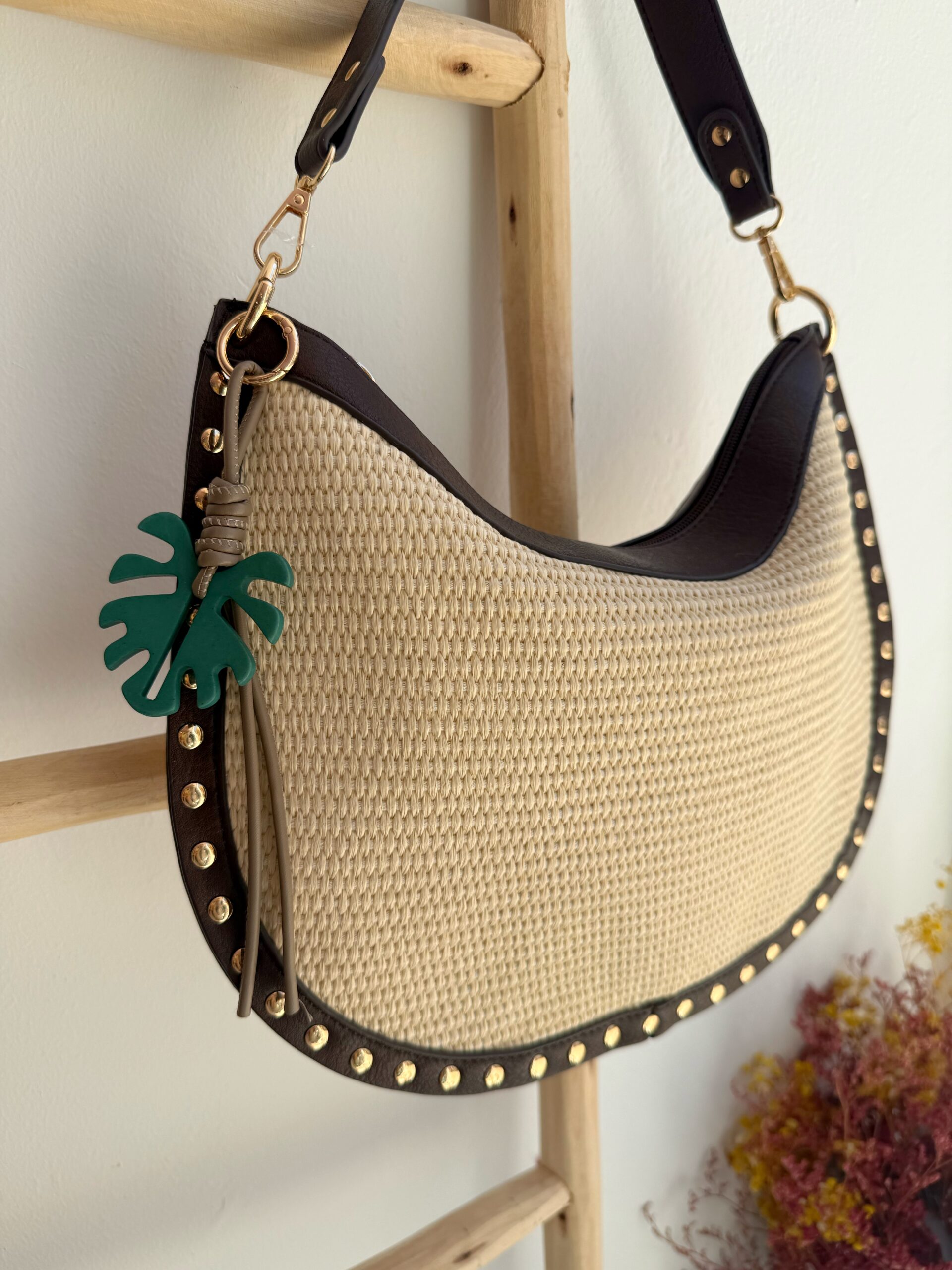 Bolso Tachas Rafia Choco - Imagen 2