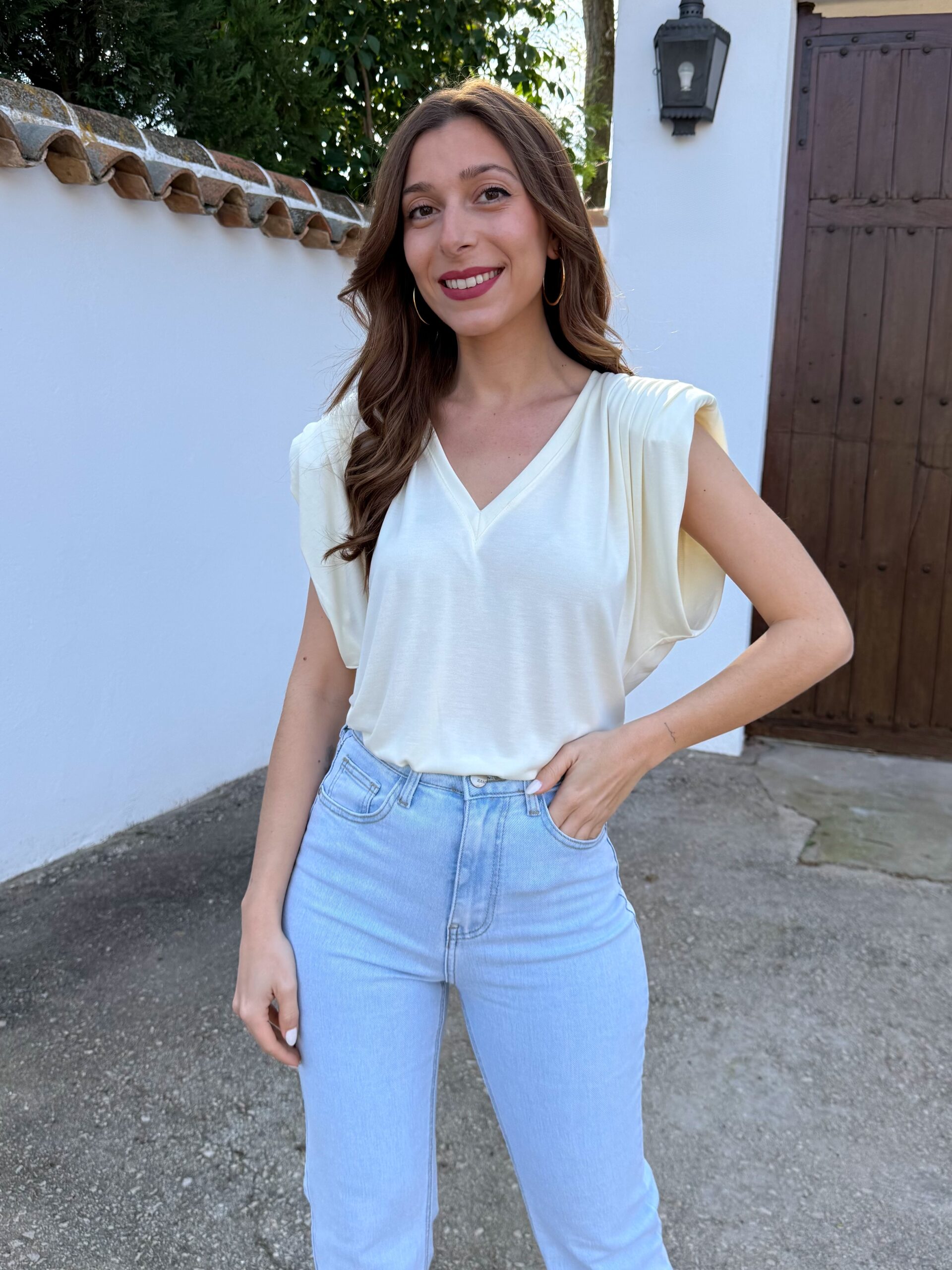 Camiseta Hombreras Pico Beige - Imagen 2