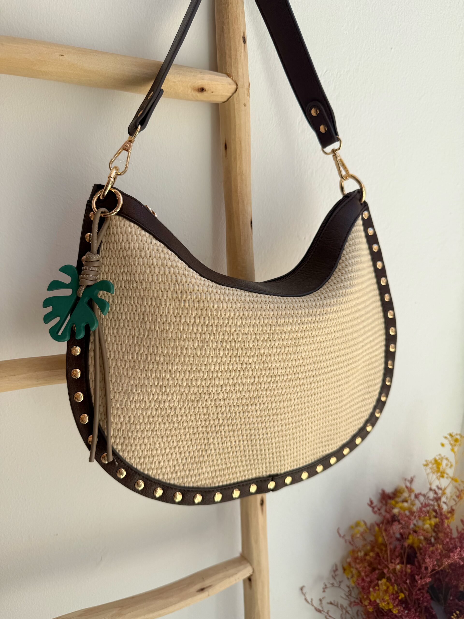 Bolso Tachas Rafia Choco - Imagen 5