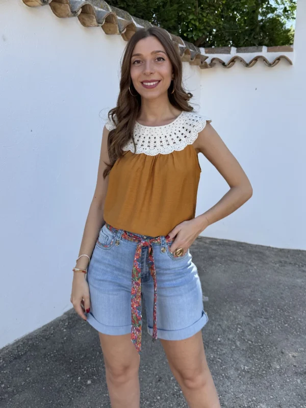 Blusa Cuello Croché Mostaza
