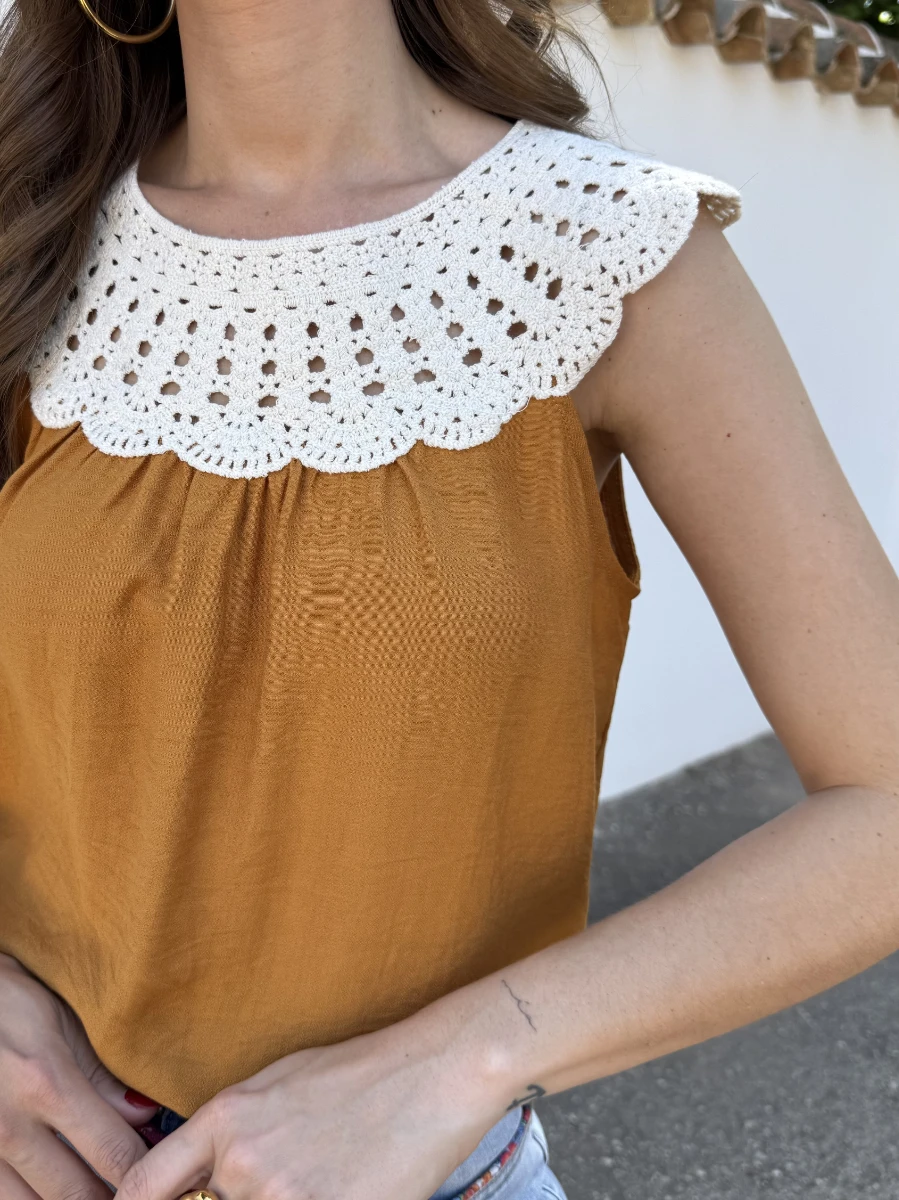 Blusa Cuello Croché Mostaza - Imagen 2