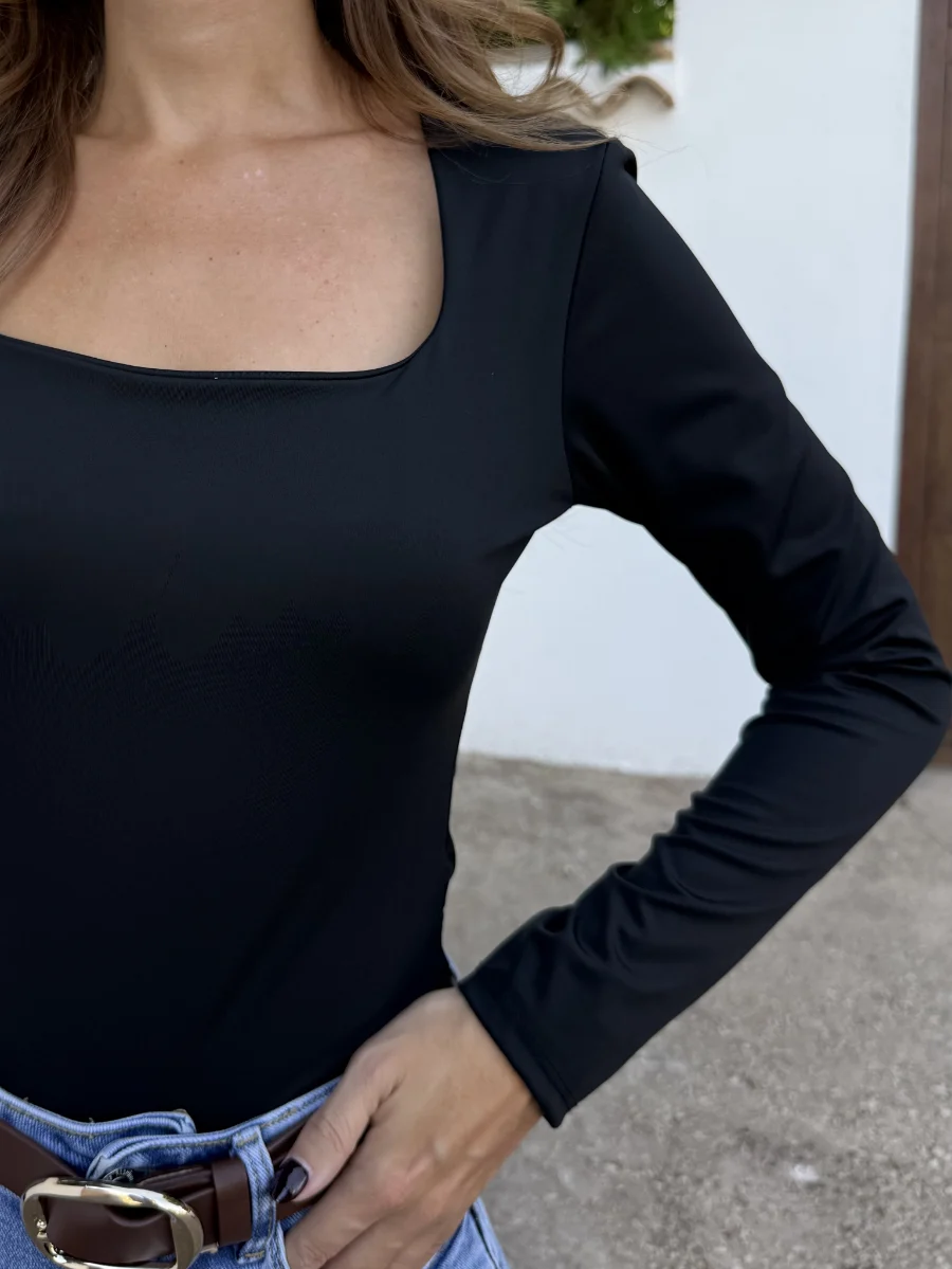 Camiseta Escote Cuadrado Negro
