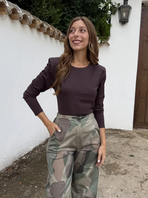 Camiseta Básica Hombreras Marrón